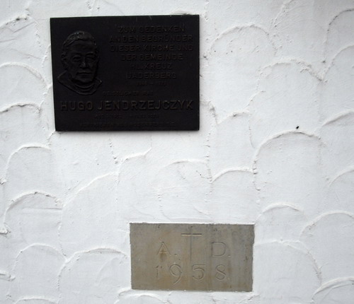 Die katholische Kirche in Jaderberg mit Gedenkstein und Grundstein