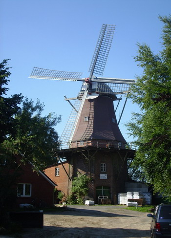 Die Windmhle in Ramsloh, Saterland, Landkreis Cloppenburg.