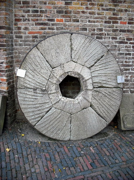 M�hlsteine bei der Stiftsm�hle in Aurich