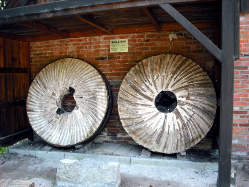 M�hlensteine der  Windm�hle "De Vrouw Johanna" in Emden.