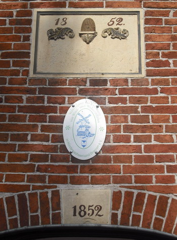 Torbogen der Windmühle in Rhaude.