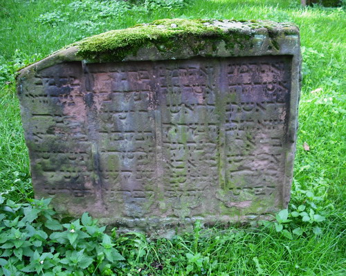Grabstein mit hebrsicher Inschrift