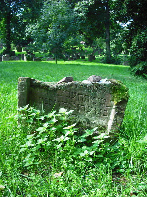 Alter Grabstein auf dem jdischen Friedhof