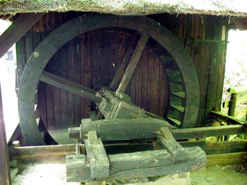 Die Wasserm�hle in Howiek mit unterschl�chtigem Wasserrad